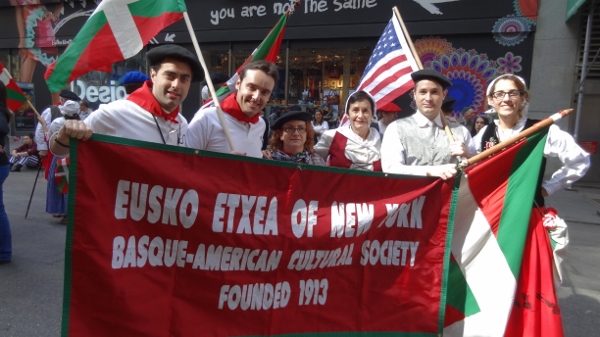 One of the banners leading the group with Iker Goñi (EENY) Asier Vallejo (Basque Gov’t), Itziar Albisu Kobayashi (EENY) and club president Aitzol Asurtza, Marijose Sorrondegi and Alaitz Goñi (photo EuskalKultura.com)]